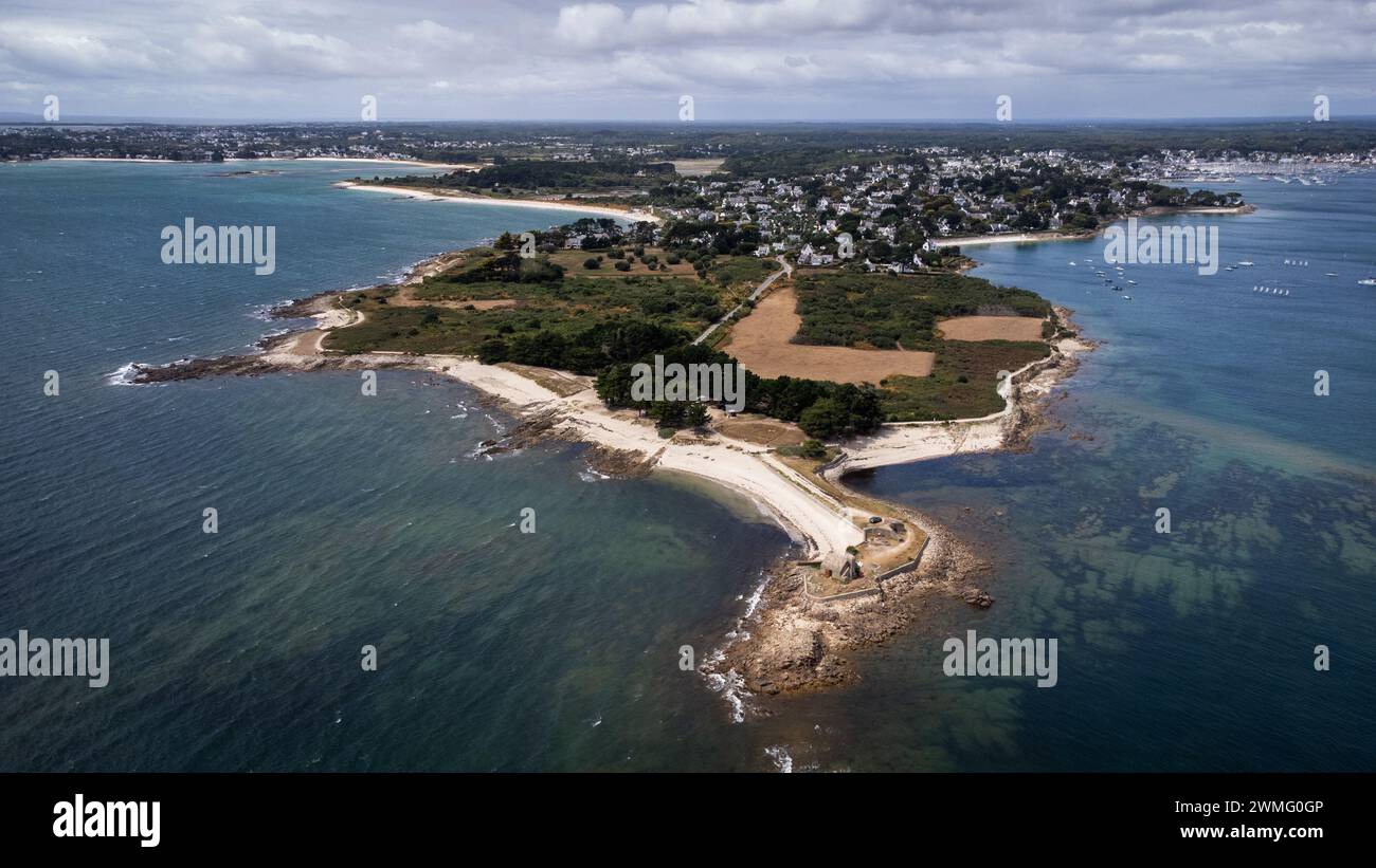Francia, Bretagna, Morbihan, la Trinite-sur-Mer il 2022-07-25. Fotografia aerea estiva della città di la Trinite-sur-Mer, un famoso porto e spiaggia Foto Stock