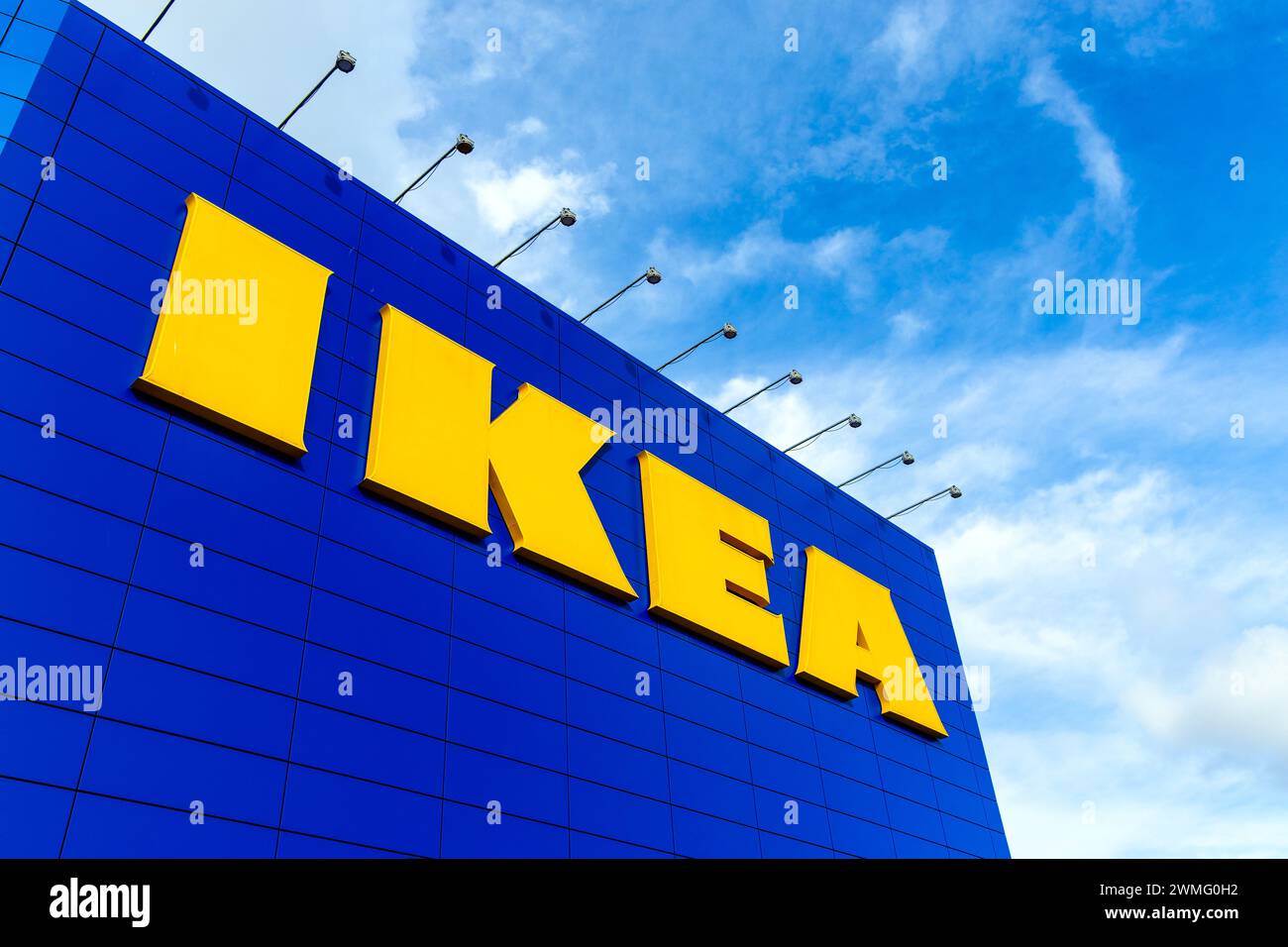 Logo IKEA sulla facciata dell'edificio Ikea Greenwich, Londra, Inghilterra Foto Stock