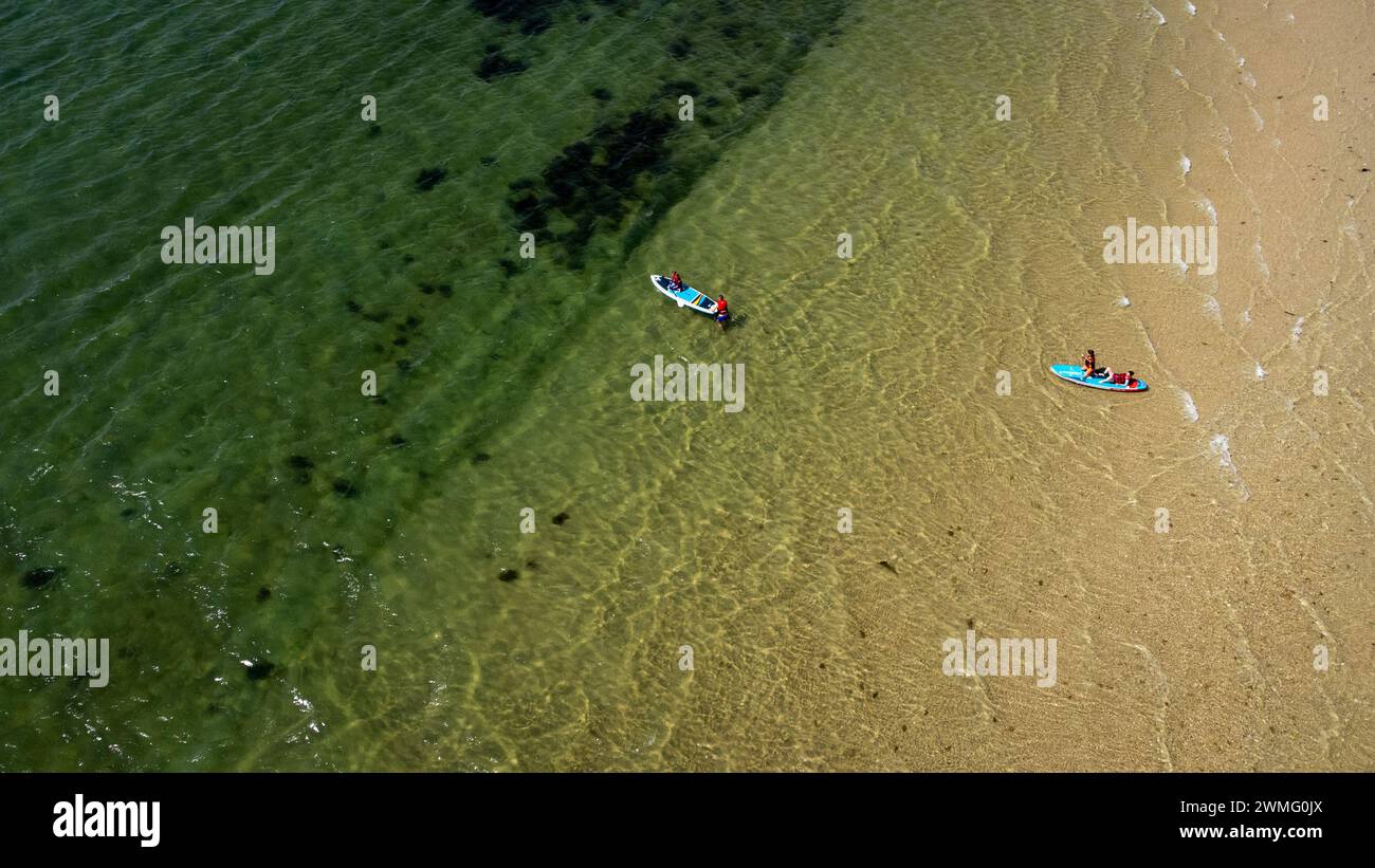 Francia, Bretagna, Morbihan, la Trinite-sur-Mer il 2022-07-25. Fotografia aerea estiva della città di la Trinite-sur-Mer, un famoso porto e spiaggia Foto Stock