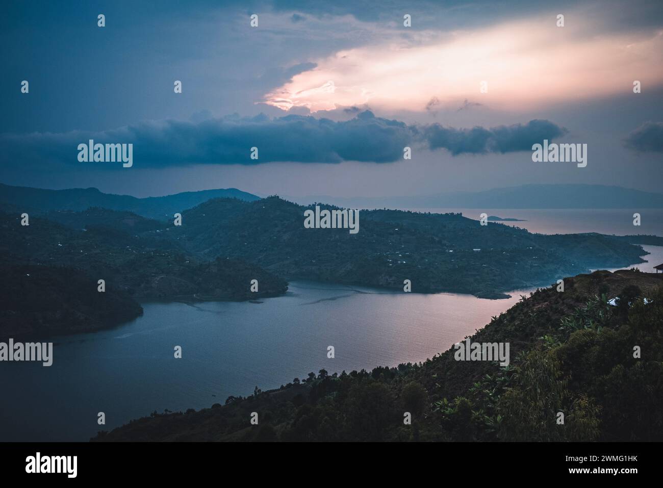 Vista del lago Kivu e delle verdi colline dalla cima della montagna, Ruanda Foto Stock