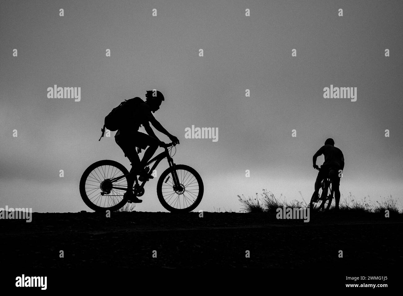 Due ciclisti si sono stagliati contro il cielo, il Ruanda Foto Stock