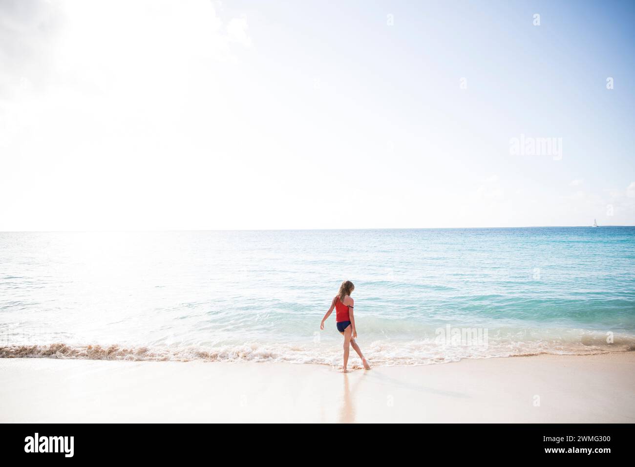 Young Dancer fa balletti ai margini dell'Oceano dei Caraibi Foto Stock