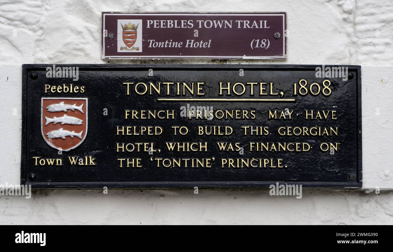 Cartellone per informazioni turistiche presso The Tontine Hotel, High Street, Peebles, Scottish Borders, Scozia, REGNO UNITO. Foto Stock