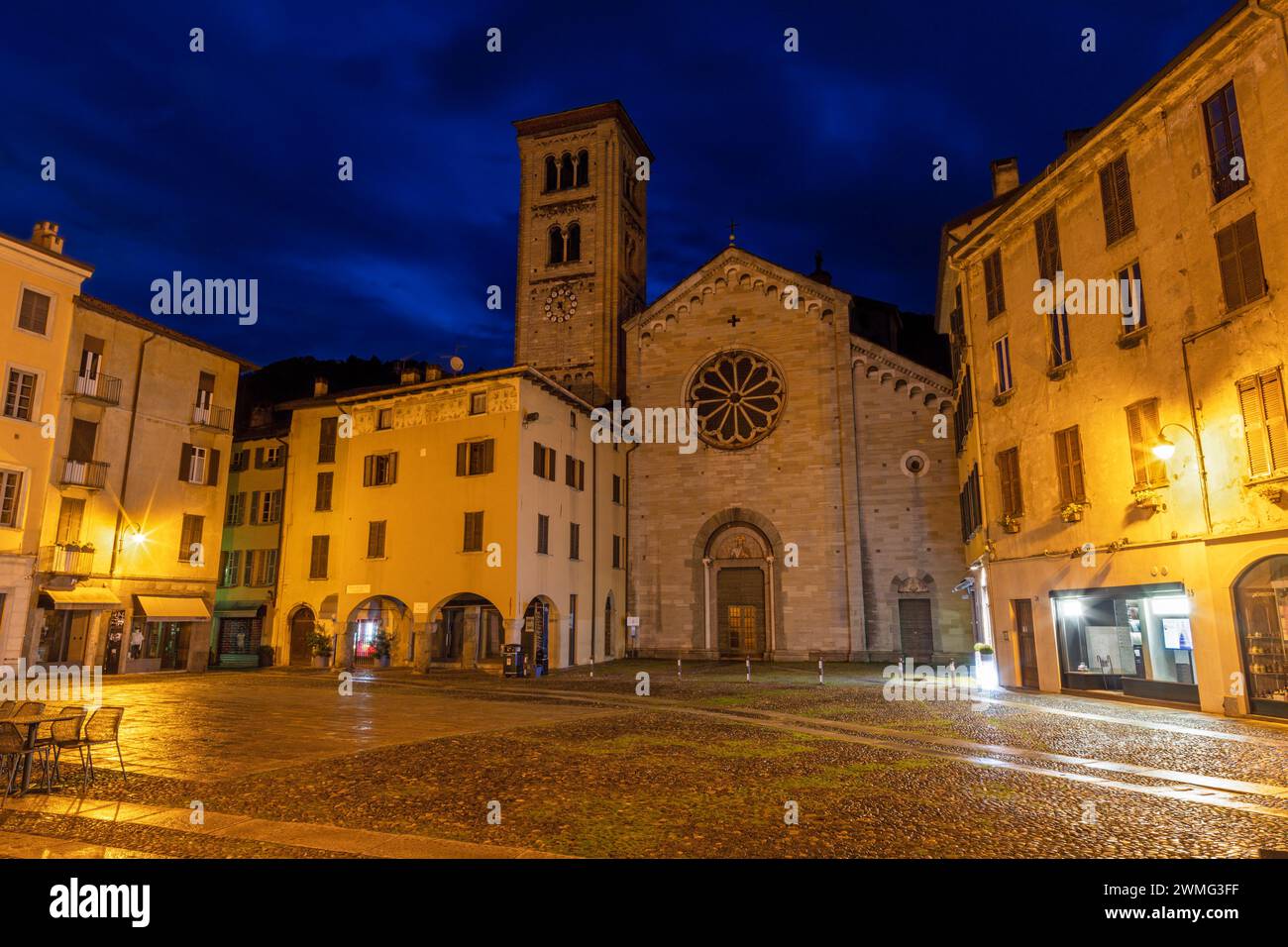 Como - Basilica di San Fedele e si piazza al tramonto. Foto Stock