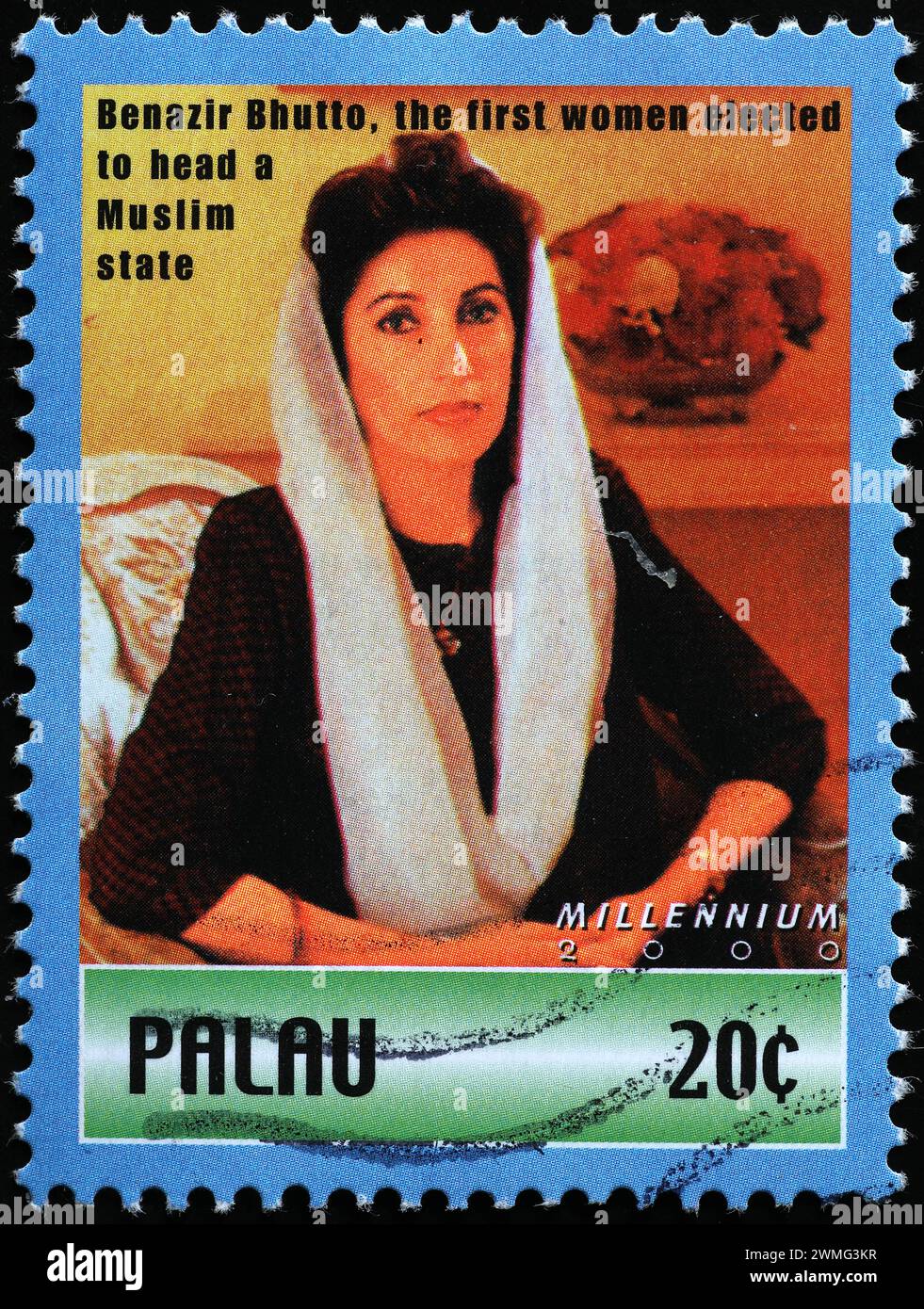 Benazir Bhutto, la prima donna eletta a capo di una nazione musulmana sul francobollo Foto Stock
