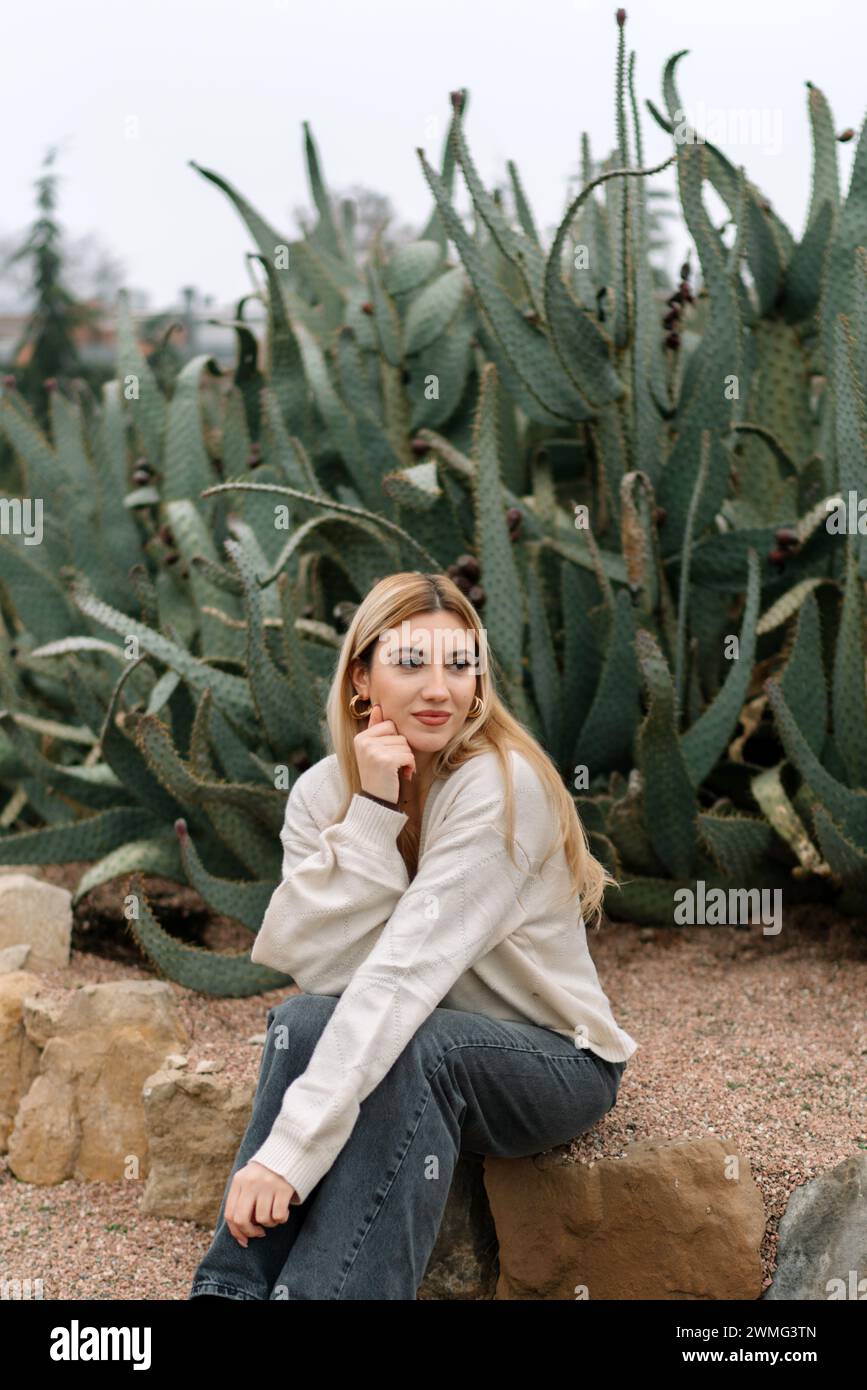 Ritratto di una giovane donna vicino al cactus Foto Stock