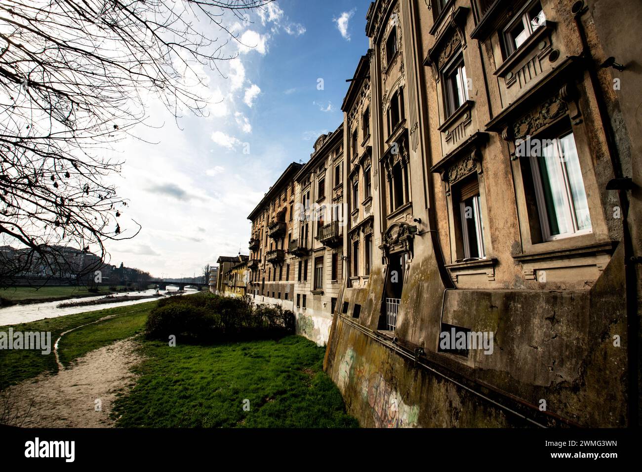 Palazzo storico sul fiume Parma foto scattata a Parma Italia Foto Stock