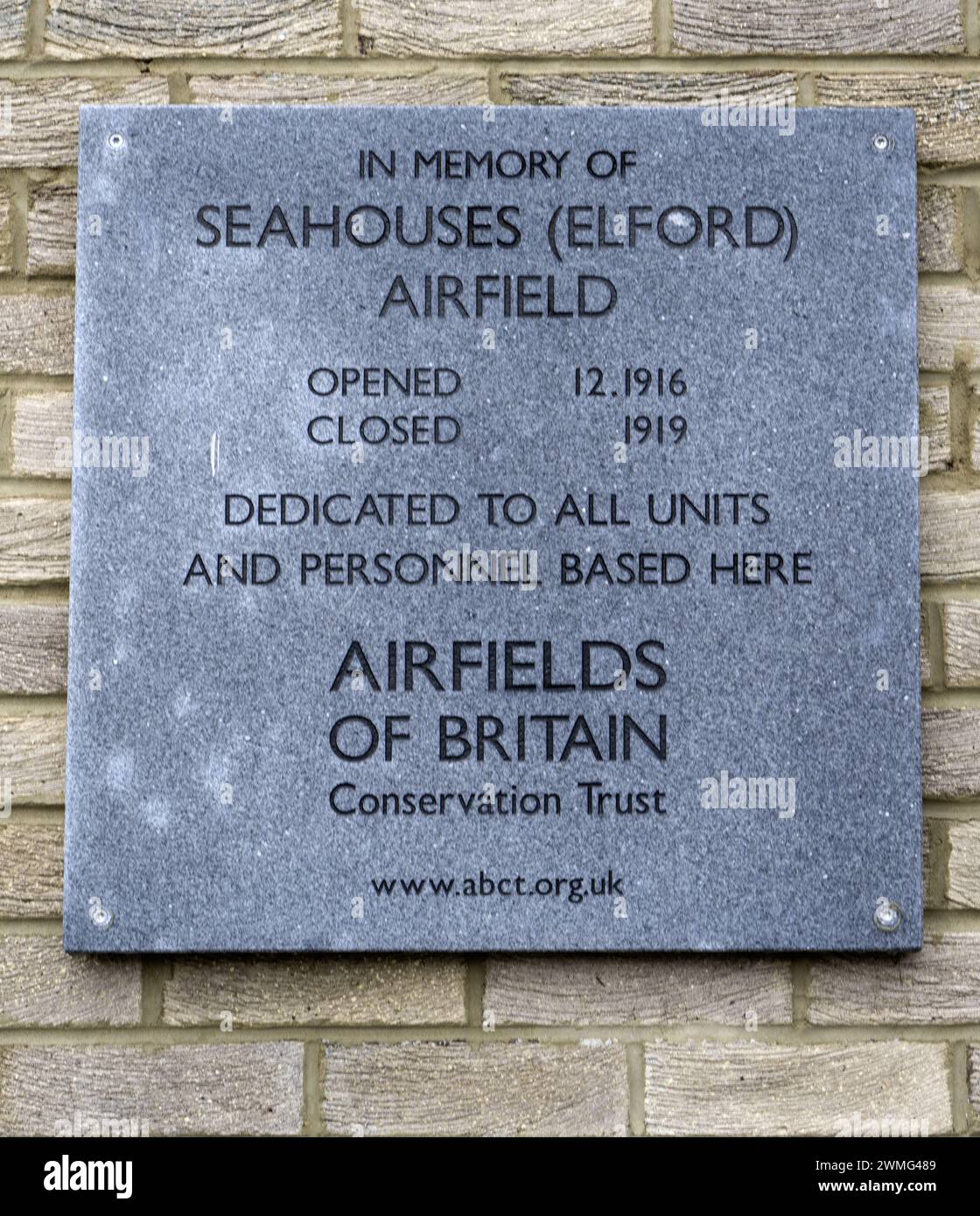 Targa commemorativa presso l'ex Seahouses (Elford) Airfield, Seahouses, Northumberland, Inghilterra, Regno Unito - eretta dagli aeroporti della Britain Conservation Trust Foto Stock