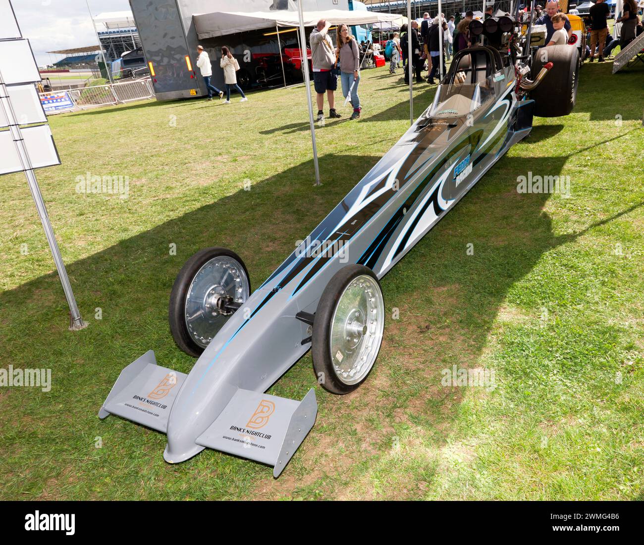 I fratelli Fenny, Aaron, Jake e Kai che espongono le loro auto al Silverstone Festival del 2023. Foto Stock