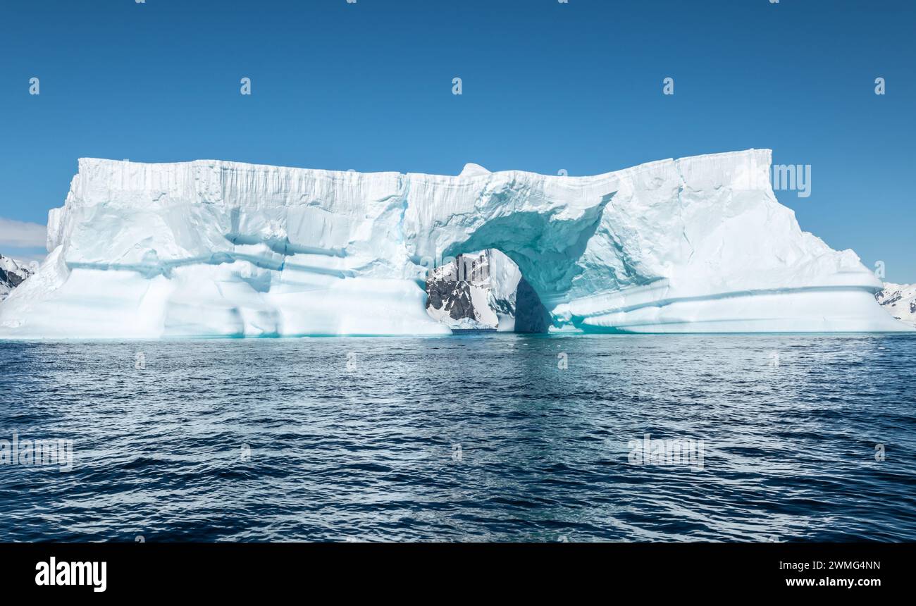 Enorme iceberg tabulare a forma di arco. Booth Island, Antartide. Foto Stock