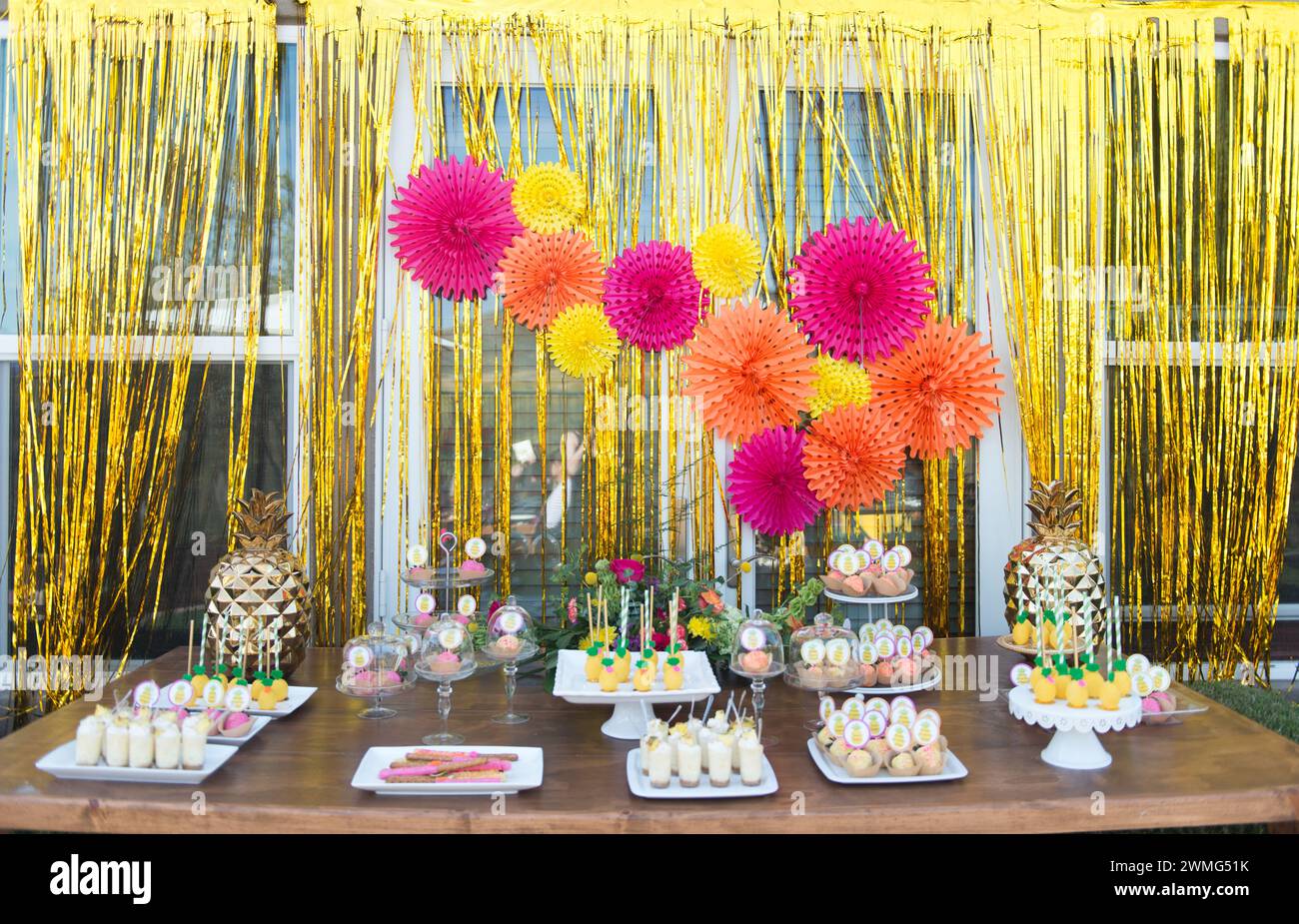 Tavolo da dessert con decorazioni di ananas su un tavolo di legno Foto Stock