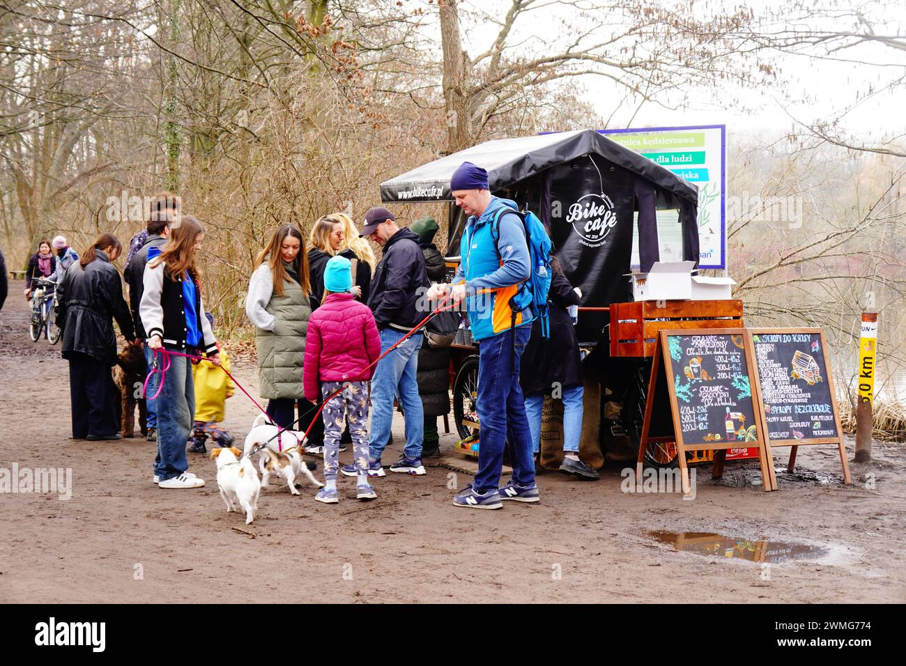Le persone accanto a un bike Cafe si trovano accanto al lago Rusalka a Poznan, in Polonia. Foto Stock