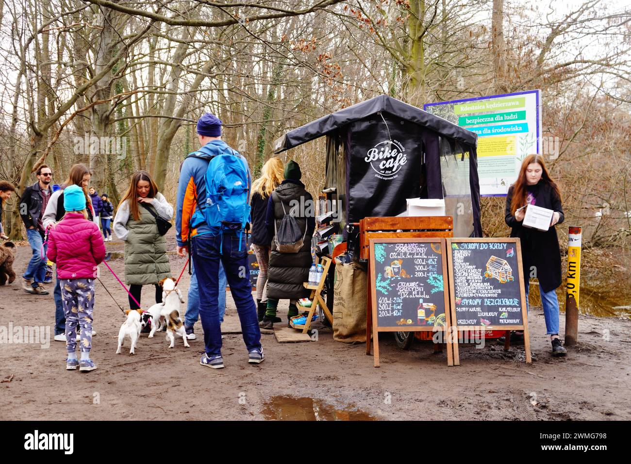 Le persone accanto a un bike Cafe si trovano accanto al lago Rusalka a Poznan, in Polonia. Foto Stock