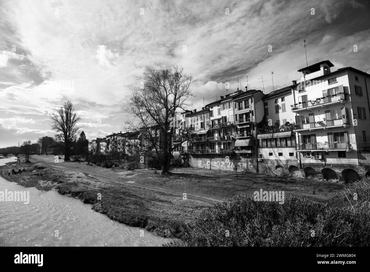 Palazzo storico sul fiume Parma foto scattata a Parma Italia Foto Stock
