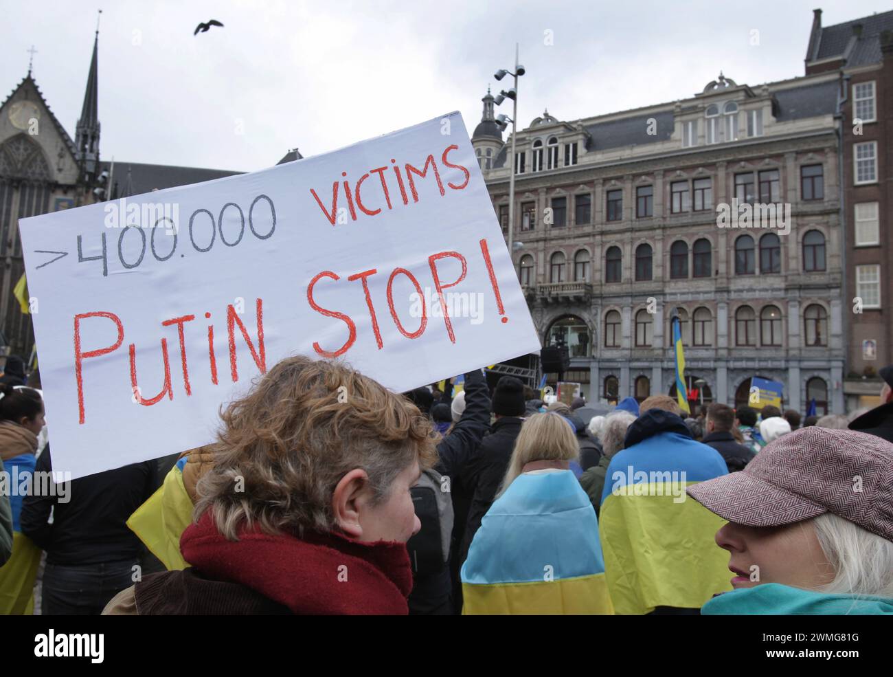 I membri della comunità Ucraina e i sostenitori si riuniscono durante una protesta che segna i due anni dell'invasione russa dell'Ucraina alla diga Foto Stock