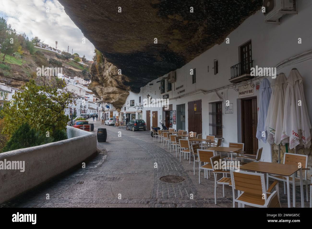 Tipico villaggio andaluso con case bianche e strade con abitazioni costruite su sbalzi di roccia, Setenil de las Bodegas, Andalusia, Spagna Foto Stock