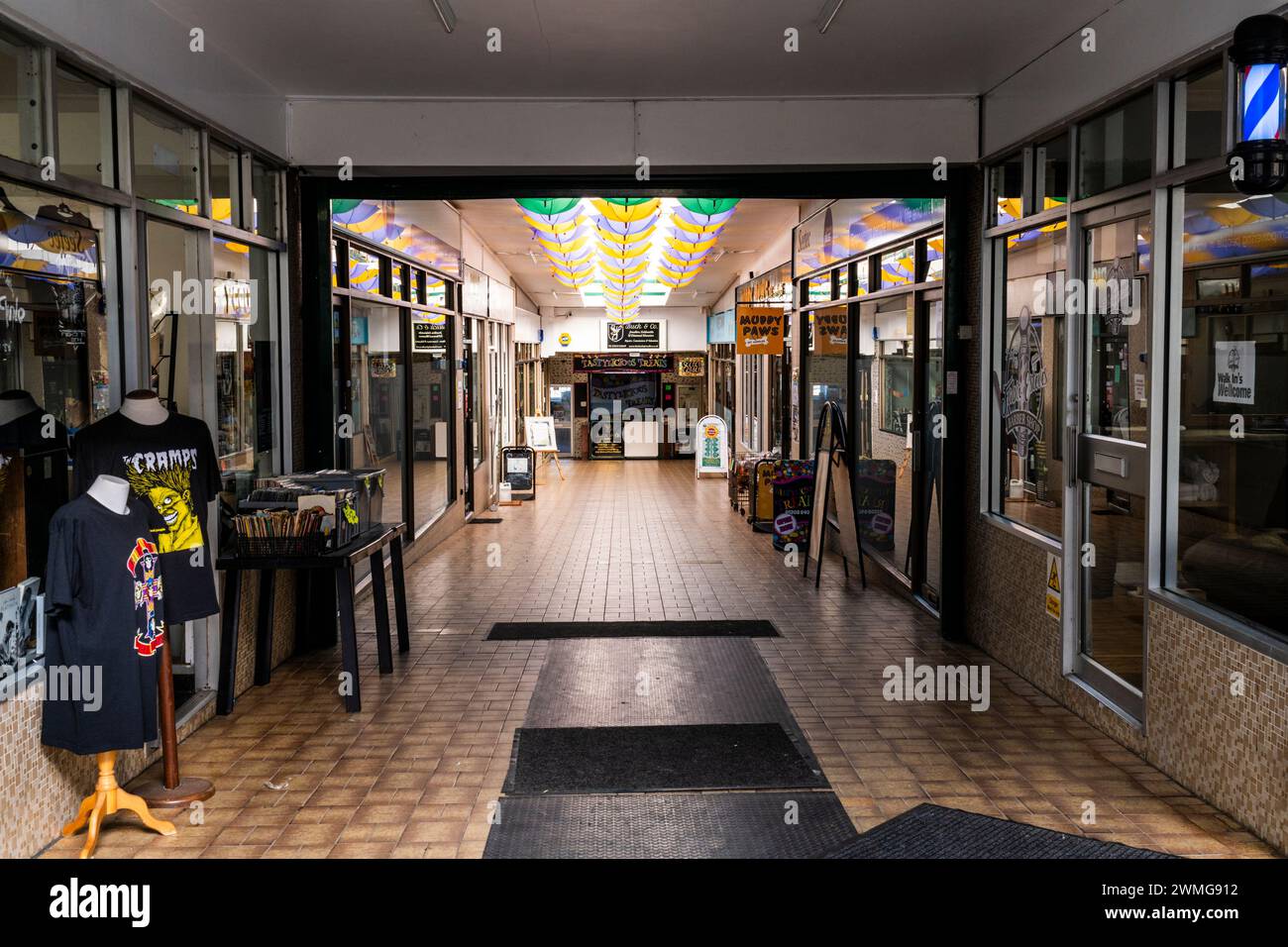 I negozi si trovano in un mercato House Arcade molto tranquillo in Fore Street nel centro di Bodmin in Cornovaglia nel Regno Unito. Foto Stock