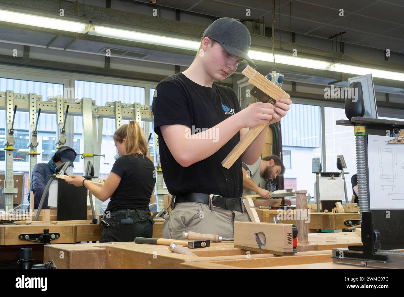 AusbildungsCampus der Handwerkskammer zu Köln. Auszubildende in der Holzwerkstatt. *** Campus di formazione della camera dell'artigianato di Colonia. Partecipanti Foto Stock