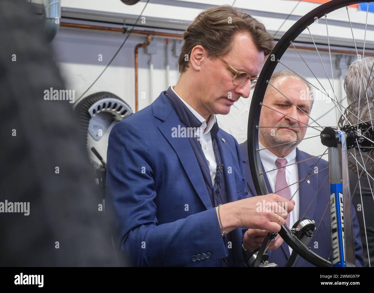 Visita del Ministro Presidente della Renania settentrionale-Vestfalia Hendrik Wuest (CDU) al campus di formazione della camera di Colonia dell'artigianato specializzato Foto Stock