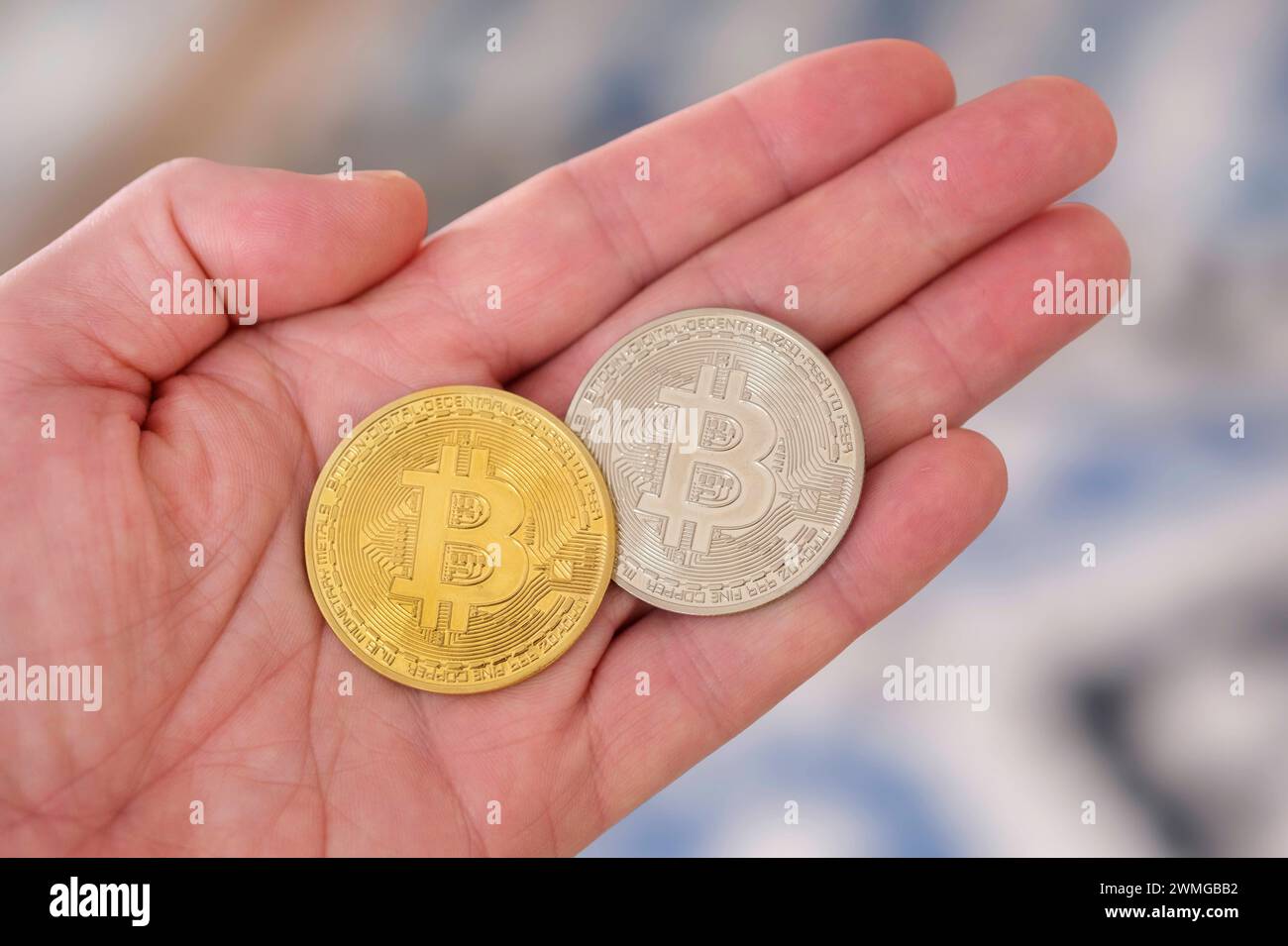 Bitcoin Münze auf einer mano *** Bitcoin moneta da una parte Deutschland, Germania GMS10541 Foto Stock