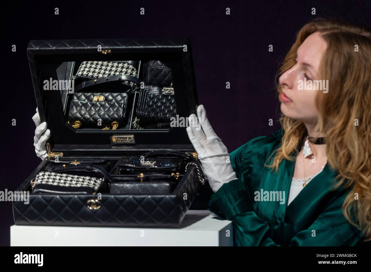 Londra, Regno Unito. 26 febbraio 2024. Un membro dello staff di Virginie Viard per Chanel: A Success Story Set of Four Classic Black Micro Bags, 2020, (stima £15.000 - £20.000) in anteprima dei prossimi saldi di Bonhams per borse firmate e moda. Borse di lusso e design pronti all'uso saranno messi all'asta presso le gallerie Bonhams Knightsbridge il 28 febbraio. Crediti: Stephen Chung / Alamy Live News Foto Stock