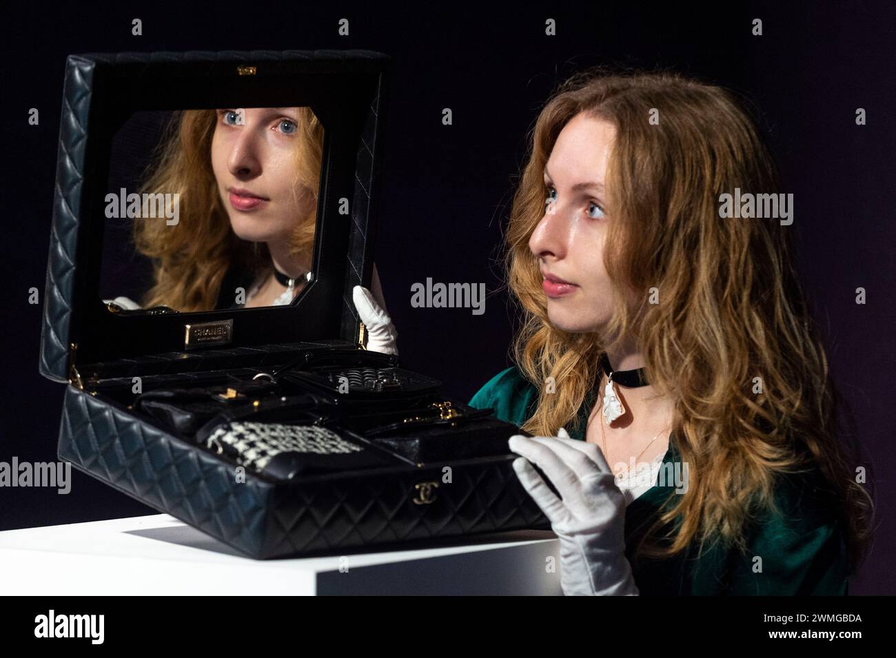 Londra, Regno Unito. 26 febbraio 2024. Un membro dello staff di Virginie Viard per Chanel: A Success Story Set of Four Classic Black Micro Bags, 2020, (stima £15.000 - £20.000) in anteprima dei prossimi saldi di Bonhams per borse firmate e moda. Borse di lusso e design pronti all'uso saranno messi all'asta presso le gallerie Bonhams Knightsbridge il 28 febbraio. Crediti: Stephen Chung / Alamy Live News Foto Stock