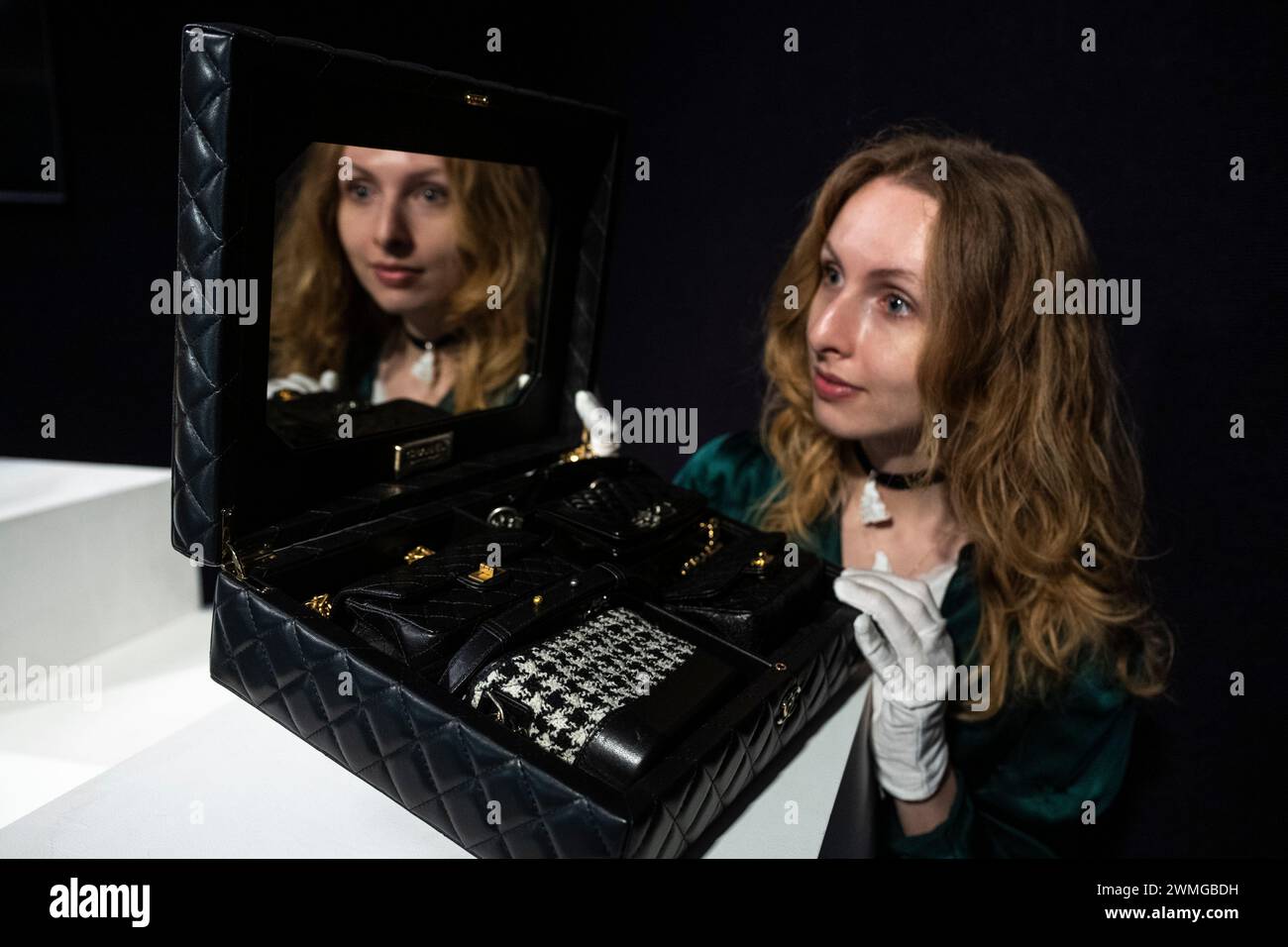 Londra, Regno Unito. 26 febbraio 2024. Un membro dello staff di Virginie Viard per Chanel: A Success Story Set of Four Classic Black Micro Bags, 2020, (stima £15.000 - £20.000) in anteprima dei prossimi saldi di Bonhams per borse firmate e moda. Borse di lusso e design pronti all'uso saranno messi all'asta presso le gallerie Bonhams Knightsbridge il 28 febbraio. Crediti: Stephen Chung / Alamy Live News Foto Stock