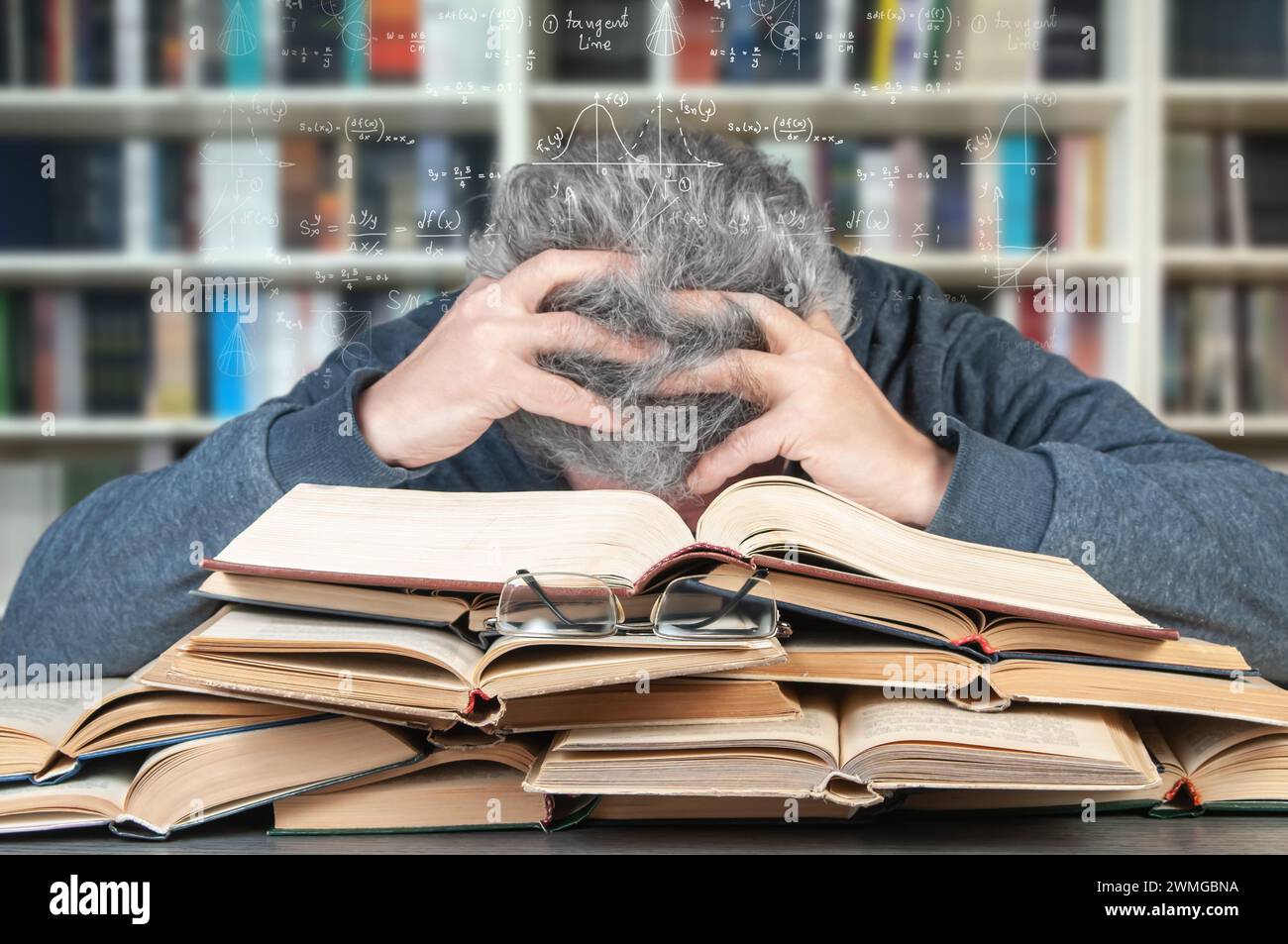 Un adulto stanco di studi duri giace su molti libri e sogni di formule matematiche. Il concetto di difficoltà di apprendimento in età avanzata. Foto Stock