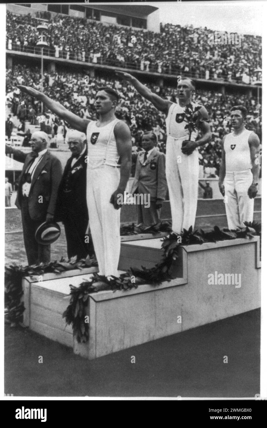 Berlino 1936, due atleti con le braccia che celebrano il saluto nazista durante la cerimonia della medaglia ai Giochi Olimpici di Berlino. Foto Stock