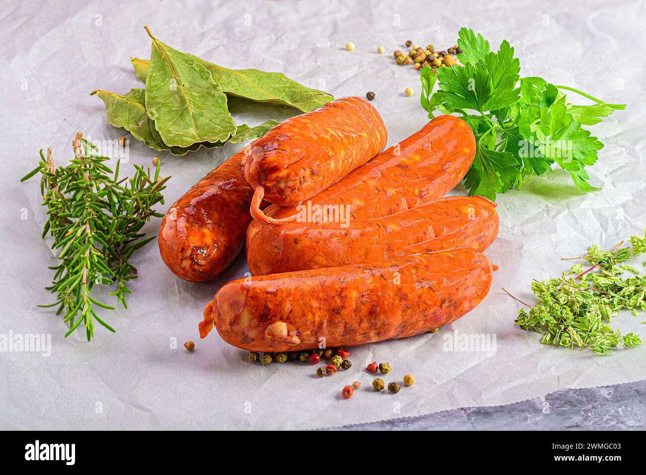 Le delizie rustiche: Salsicce fresche con erbe aromatiche Foto Stock