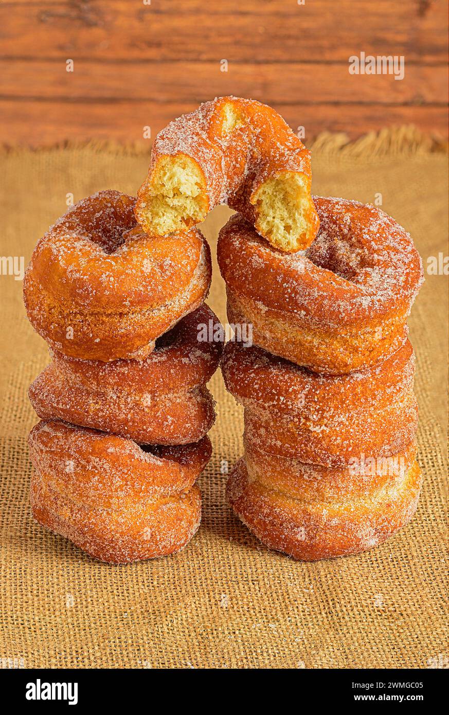 The Pastry Art: Anice Donuts in Rustic Presentation Foto Stock