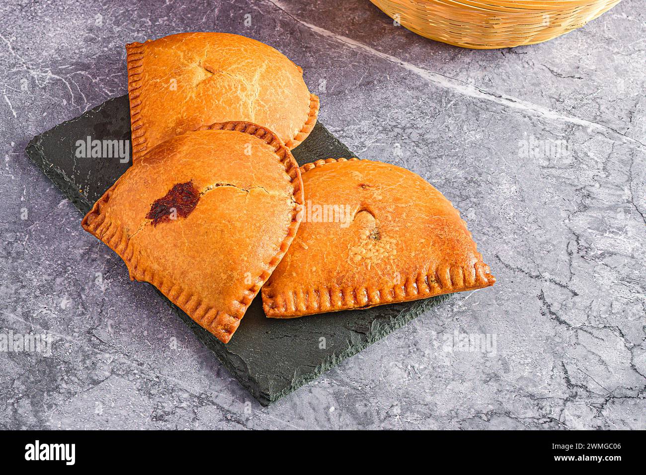 Uno spuntino gourmet sullo sfondo di Slate Foto Stock