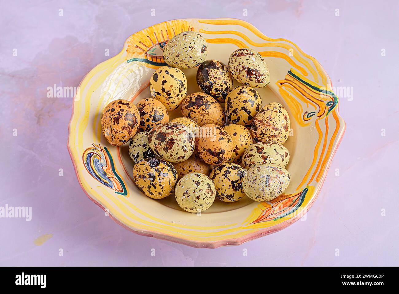 L'arte culinaria: Uova di quaglia esposte sul marmo Foto Stock