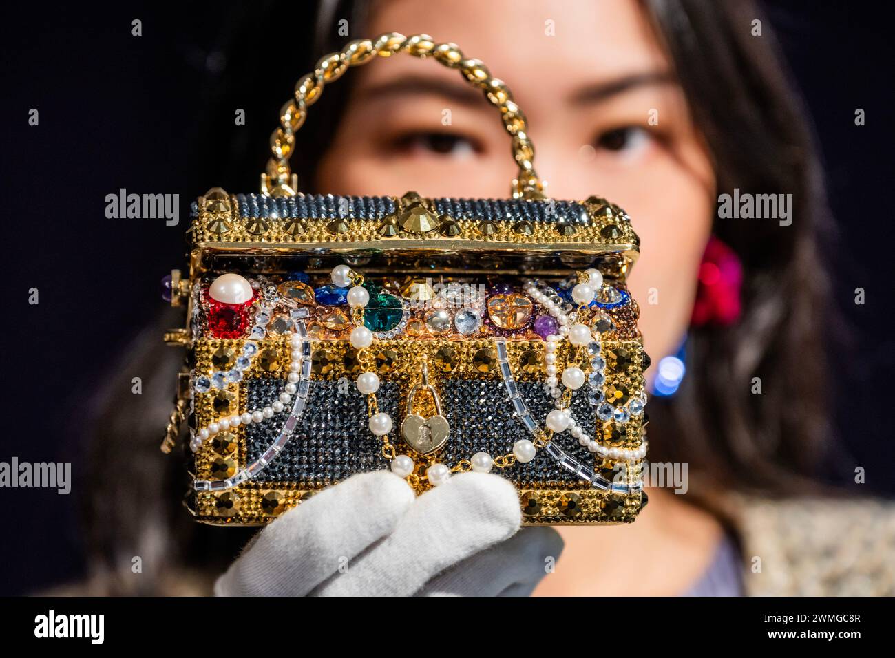 Londra, Regno Unito. 26 febbraio 2024. Judith Leiber: Una pochette Gold "Sunken Treasure Chest", 2022, prezzo est. £600 - £800 - Un'anteprima dei saldi di borse e moda firmati Bonhams Knightsbridge, Londra. La vendita avrà luogo il 28 febbraio a Knightsbridge. Crediti: Guy Bell/Alamy Live News Foto Stock