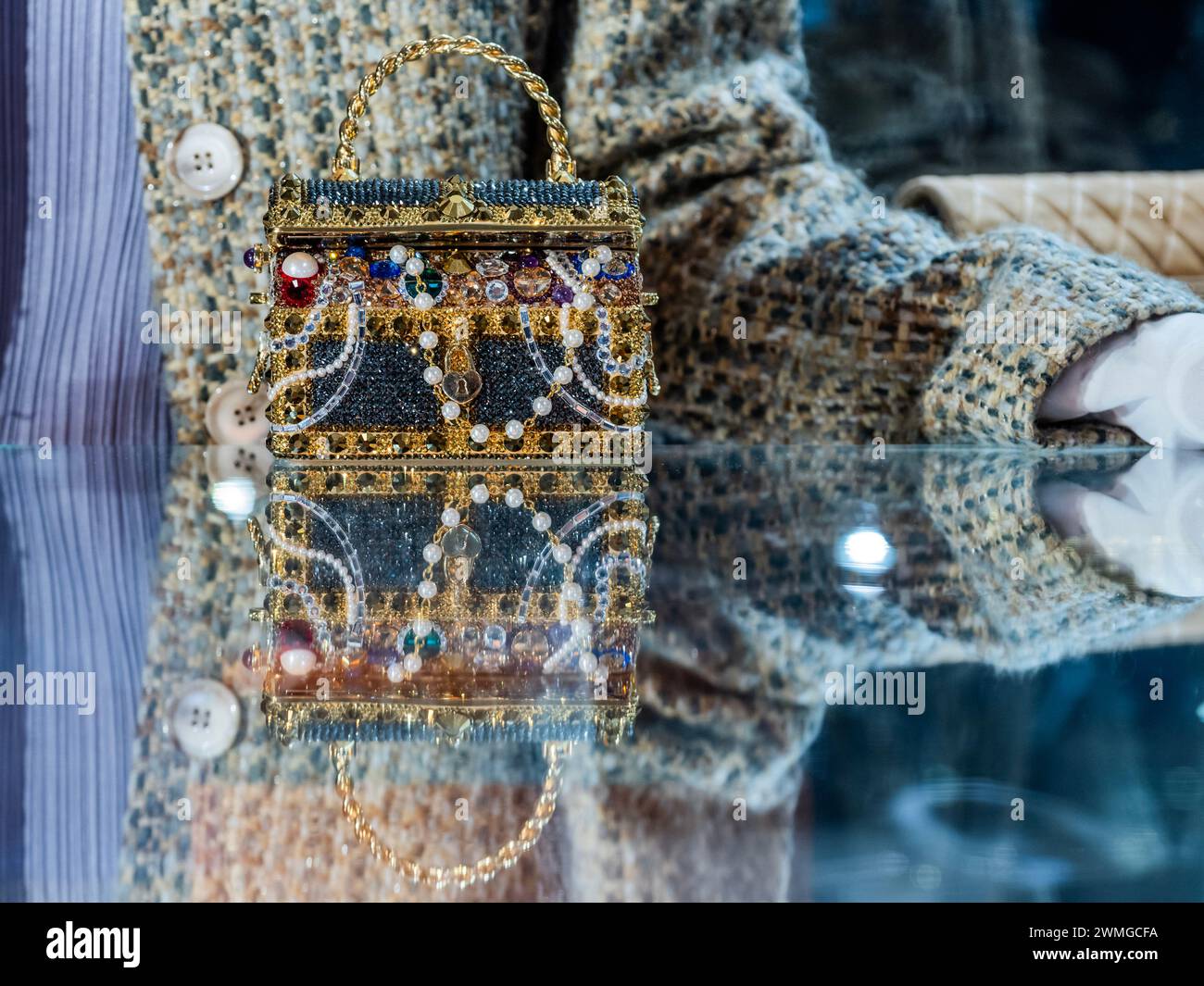 Londra, Regno Unito. 26 febbraio 2024. Judith Leiber: Una pochette Gold "Sunken Treasure Chest", 2022, prezzo est. £600 - £800 - Un'anteprima dei saldi di borse e moda firmati Bonhams Knightsbridge, Londra. La vendita avrà luogo il 28 febbraio a Knightsbridge. Crediti: Guy Bell/Alamy Live News Foto Stock