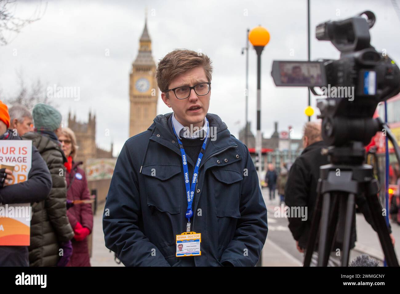 Londra, Inghilterra, Regno Unito. 26 febbraio 2024. BMA junior doctorsÂ comitato co-presidente Dr. ROBERT LAURENSON visto alla linea del picchetto fuori St Thomas' Hospital. (Credit Image: © Tayfun Salci/ZUMA Press Wire) SOLO PER USO EDITORIALE! Non per USO commerciale! Crediti: ZUMA Press, Inc./Alamy Live News Foto Stock