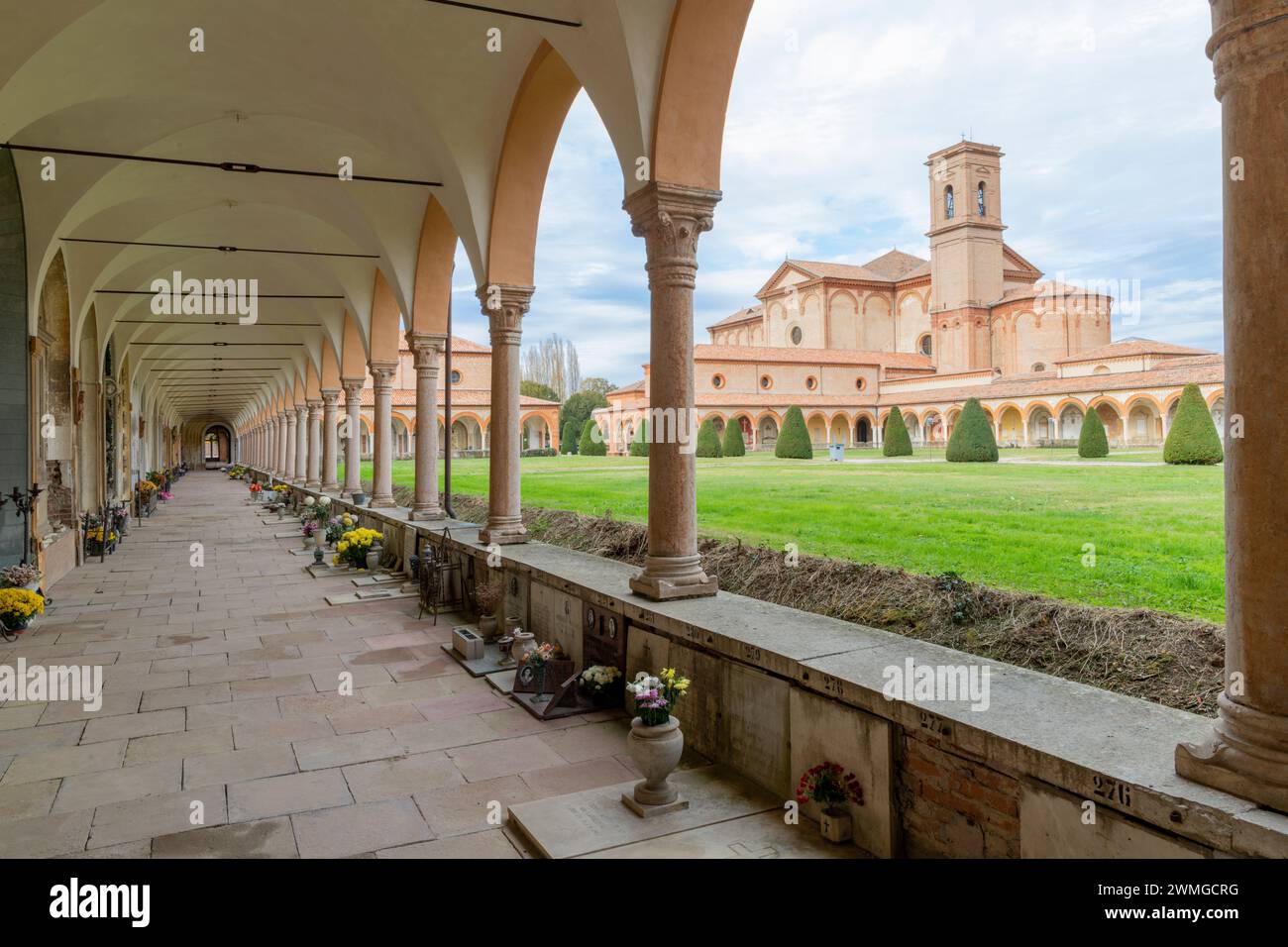 FERRARA, ITALIA - 9 NOVEMBRE 2021: Il cimitero Certosa di Ferrara e la chiesa Chiesa di san Cristoforo. Foto Stock