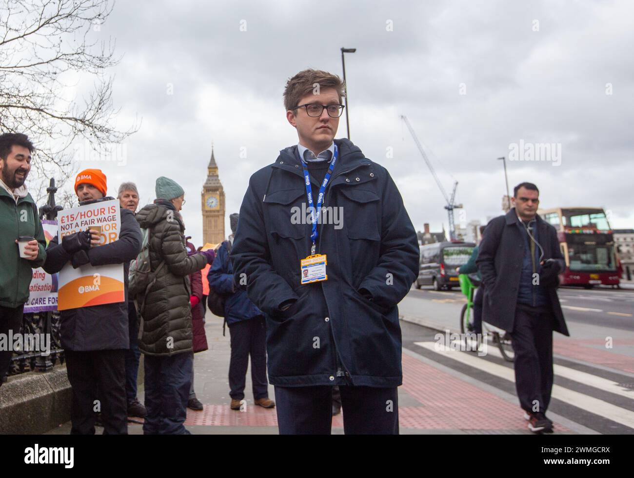 Londra, Inghilterra, Regno Unito. 26 febbraio 2024. BMA junior doctorsÂ comitato co-presidente Dr. ROBERT LAURENSON visto alla linea del picchetto fuori St Thomas' Hospital. (Credit Image: © Tayfun Salci/ZUMA Press Wire) SOLO PER USO EDITORIALE! Non per USO commerciale! Crediti: ZUMA Press, Inc./Alamy Live News Foto Stock