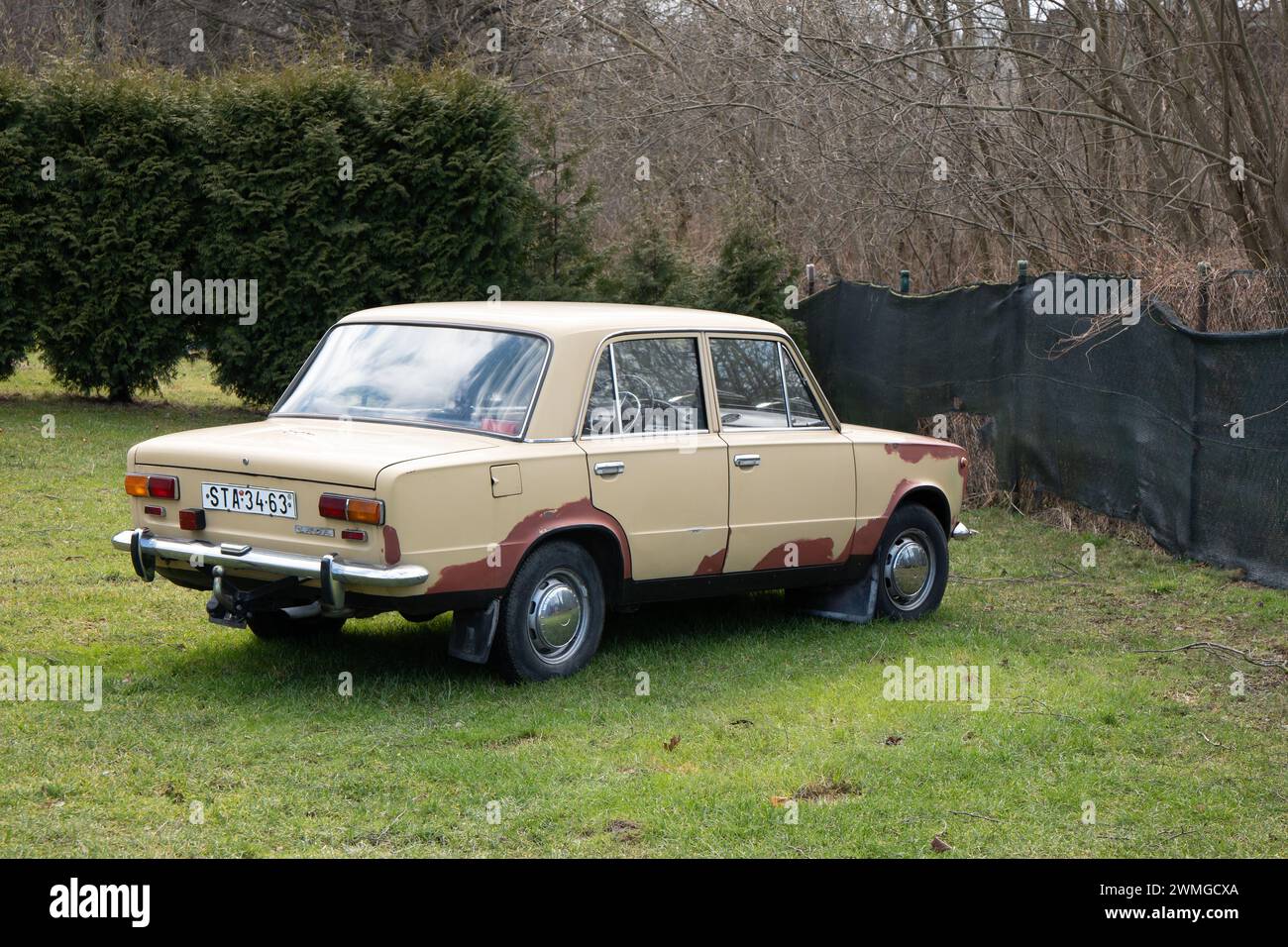 SENOV, REPUBBLICA CECA - 17 FEBBRAIO 2022: Vista posteriore dell'auto russa Lada VAZ 2101 con ruggine riparata ma non verniciata Foto Stock