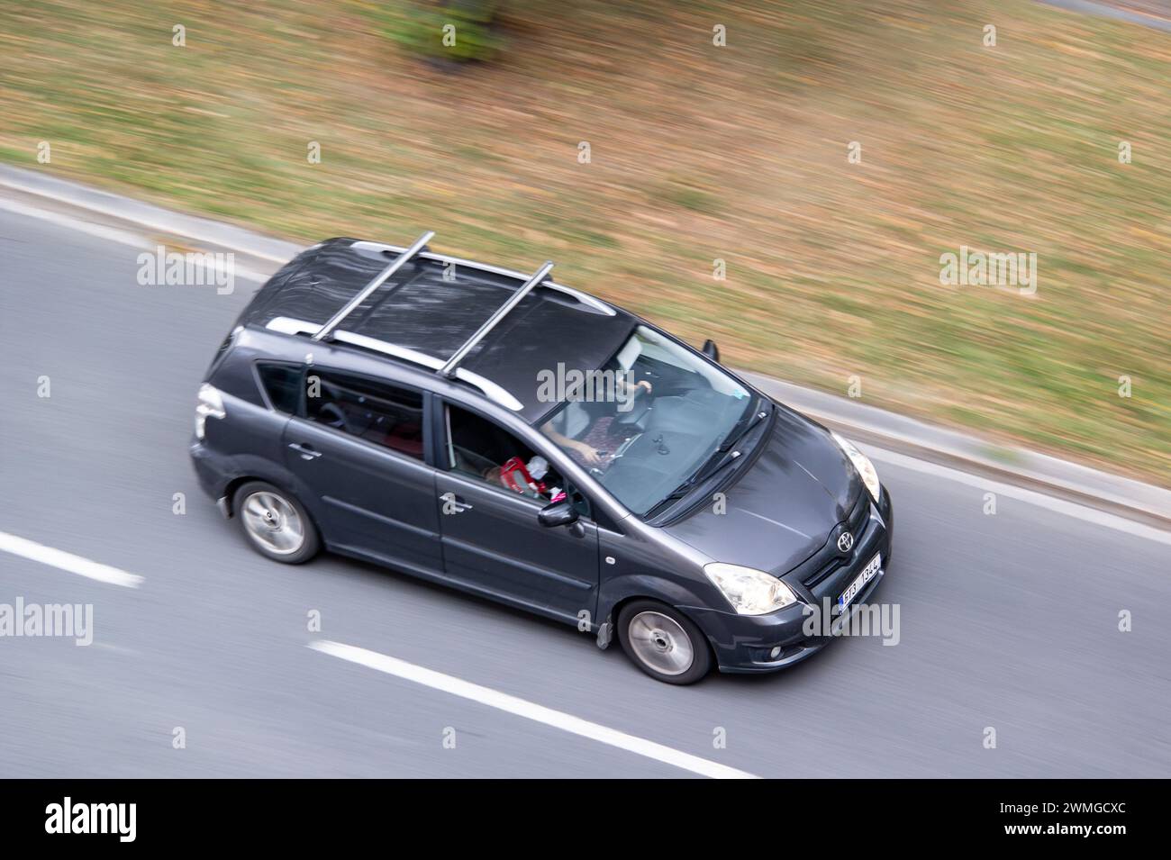 OSTRAVA, REPUBBLICA CECA - 22 SETTEMBRE 2023: Toyota Corolla verso II AR10 MPV con effetto di sfocatura del movimento Foto Stock