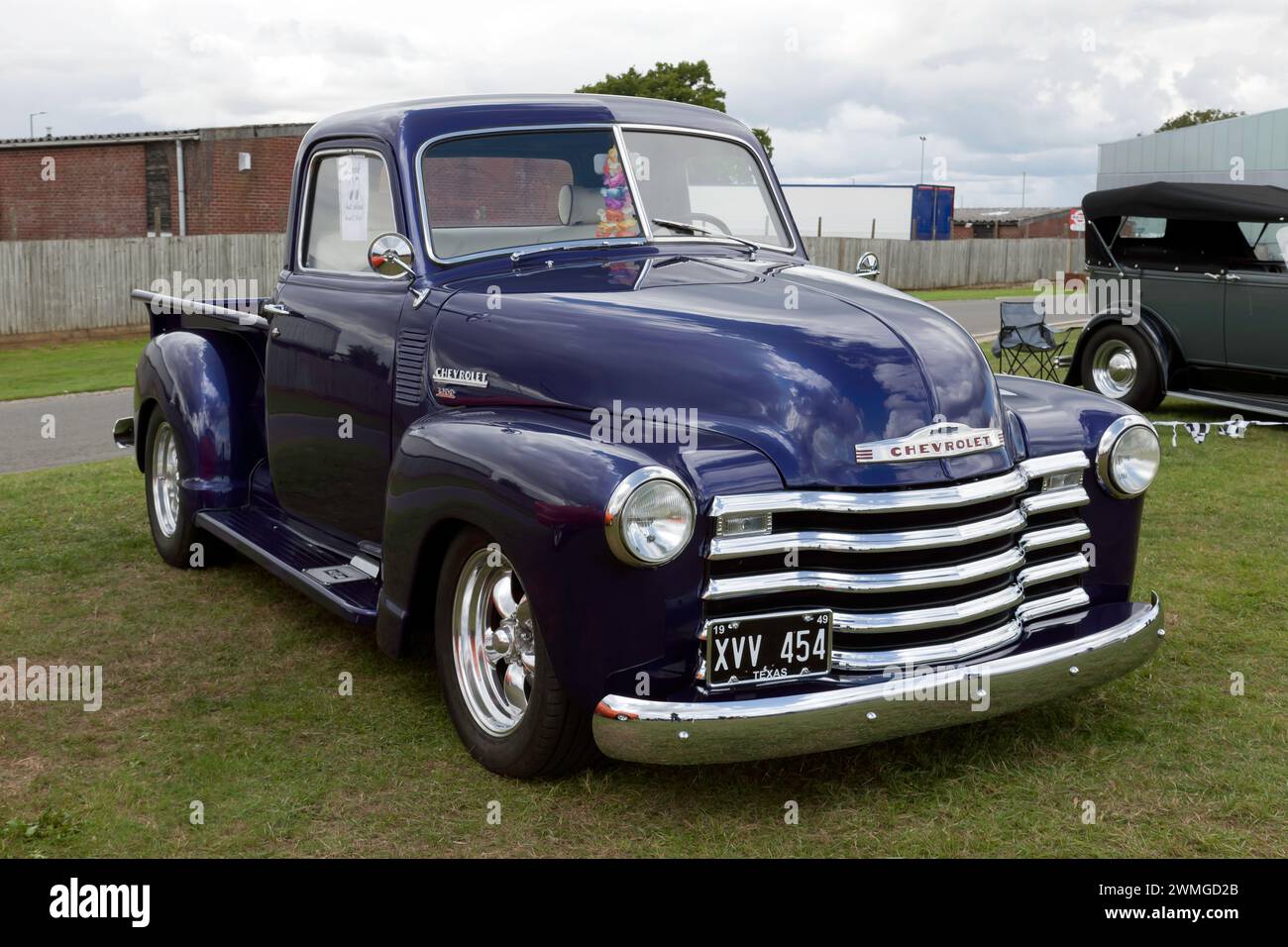 Vista frontale di tre quarti di un Hot Rod Purple, 1949, Chevrolet 3100, in mostra nella Yokohama Shift and Drift zone del Silverstone Festival 2023 Foto Stock