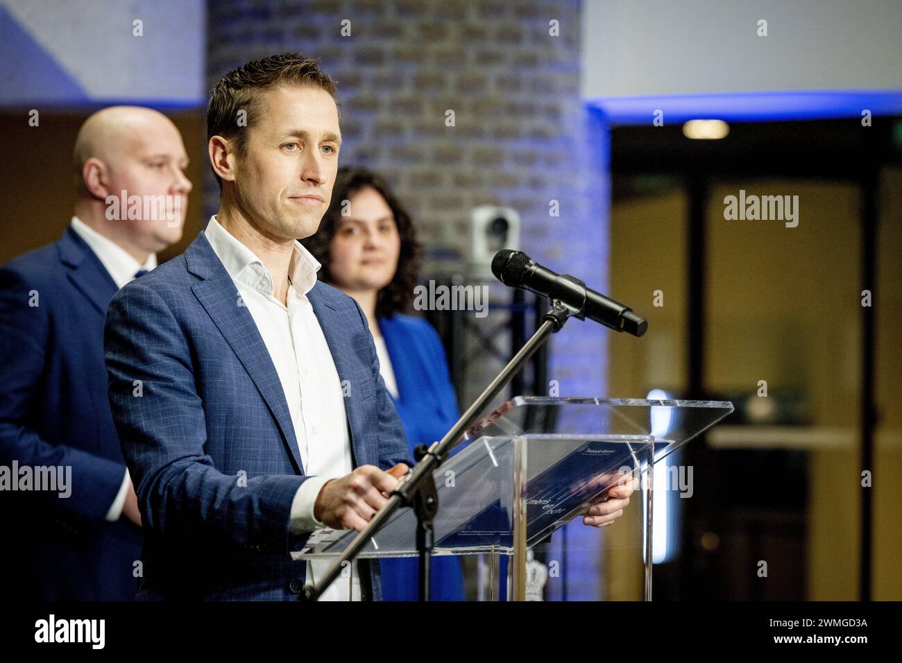 L'AIA - Michiel van Nispen, presidente dell'inchiesta parlamentare sulla politica e i servizi antifrode, e Martin Bosma, presidente della camera dei rappresentanti, durante la presentazione della relazione della commissione parlamentare. La camera dei rappresentanti auspica una maggiore comprensione di come le cose possano andare così male, ad esempio nello scandalo dell'assegno di assistenza all'infanzia. ANP ROBIN UTRECHT netherlands Out - belgio Out Foto Stock