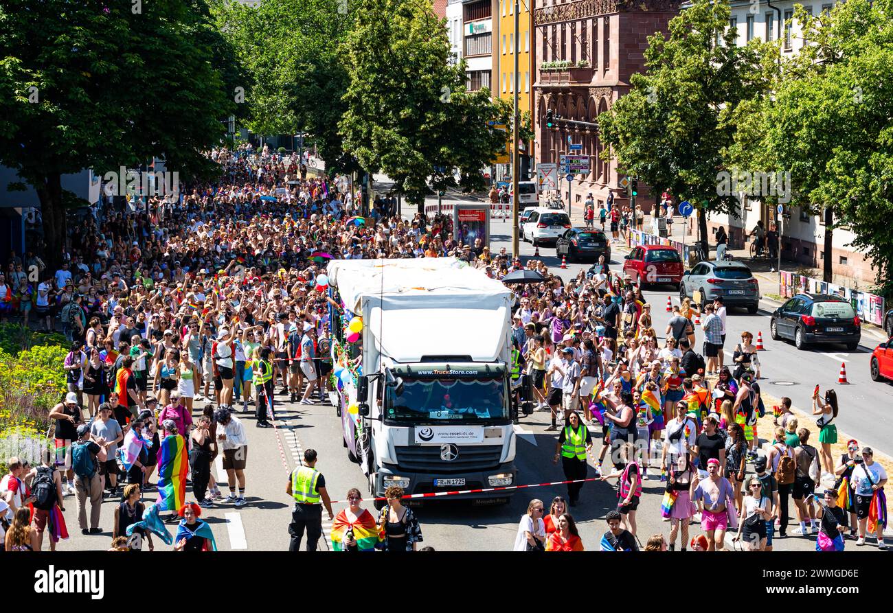 Bunt gekleidet und für Gleichstellung, Solidarität und Toleranz zogen schätzungsweise 17'000 Personen am CSD Freiburg durch die Innenstadt von Freibur Foto Stock