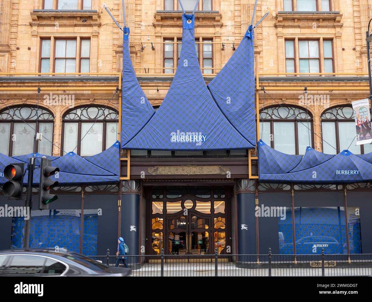 Brompton Road, Londra, Regno Unito. 26 febbraio 2024. Harrods Green viene sostituito con Burberry Blue check per la promozione di Burberry durata un mese in una partnership tra le due società, che termina nel febbraio 2024. Harrods entra nel suo 175° anno dall'apertura. Crediti: Malcolm Park/Alamy Live News Foto Stock