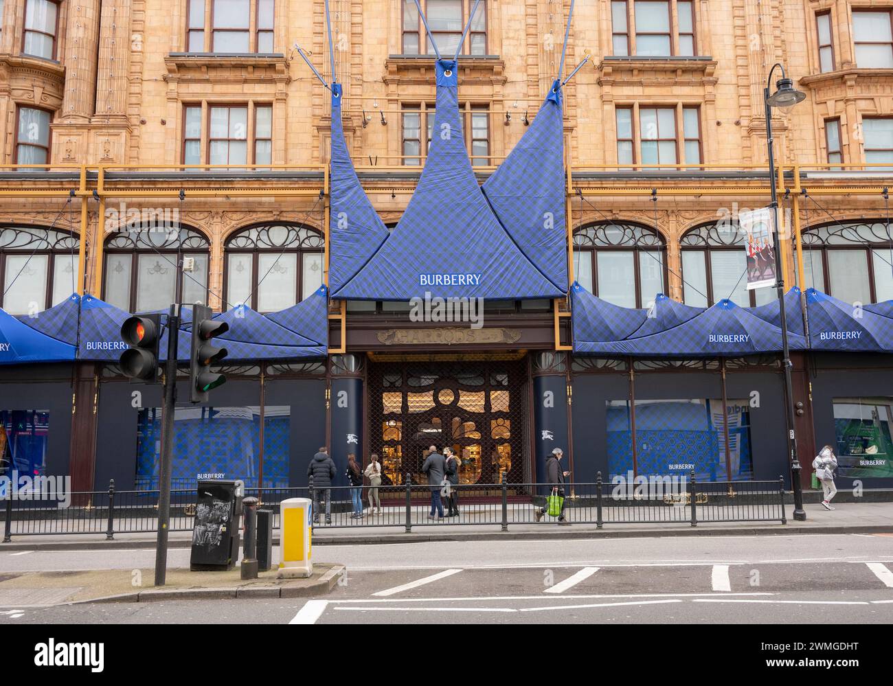 Brompton Road, Londra, Regno Unito. 26 febbraio 2024. Harrods Green viene sostituito con Burberry Blue check per la promozione di Burberry durata un mese in una partnership tra le due società, che termina nel febbraio 2024. Harrods entra nel suo 175° anno dall'apertura. Crediti: Malcolm Park/Alamy Live News Foto Stock