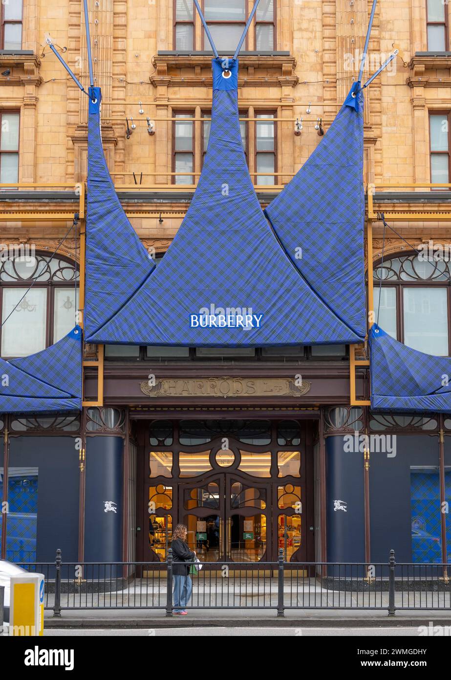 Brompton Road, Londra, Regno Unito. 26 febbraio 2024. Harrods Green viene sostituito con Burberry Blue check per la promozione di Burberry durata un mese in una partnership tra le due società, che termina nel febbraio 2024. Harrods entra nel suo 175° anno dall'apertura. Crediti: Malcolm Park/Alamy Live News Foto Stock
