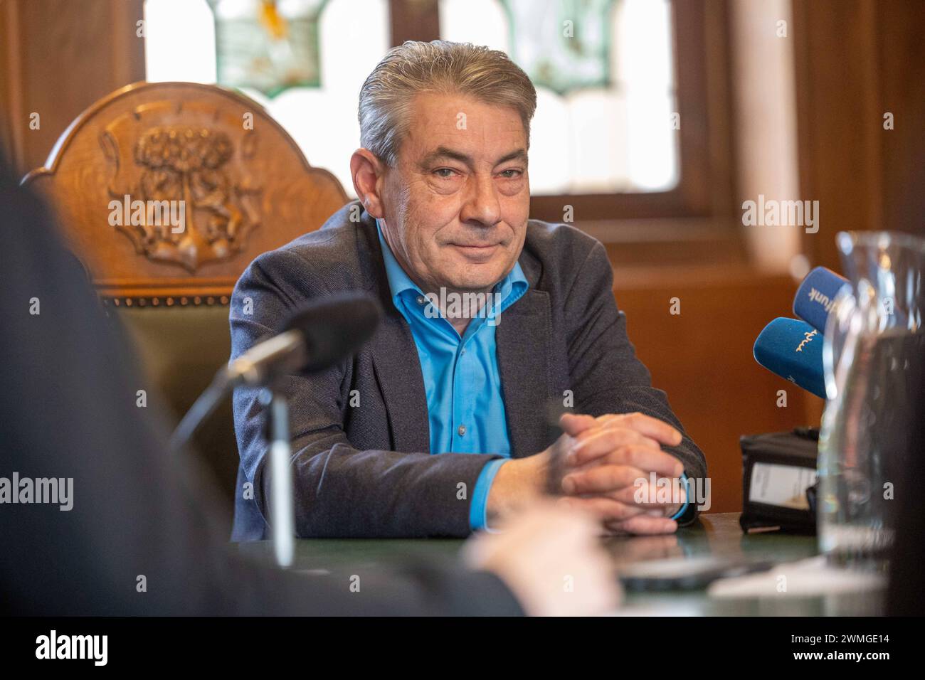 Tim Lochner, Oberbürgermeister Stadt Pirna BEI der Pressekonferenz zum Dienstantritt des Oberbürgermeisterposten der Stadt Pirna wird Tim Lochner , parteilos von Journalisten zu den kommenden Plänen in der Stadt und zu Seiner person befragt. Lochner wurde im Wahlkampf 2023 von der AfD unterstützt und bereits jetzt sehr umstritten mit seinen Ansichten und Aussagen. Pirna Sachsen Deutschland *** Tim Lochner, sindaco di Pirna, alla conferenza stampa per l'inaugurazione della carica di sindaco di Pirna, Tim Lochner , indipendente, viene interrogato dai giornalisti sui prossimi piani Foto Stock