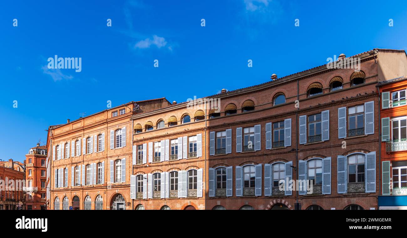 Facciate tipiche di piazza Saint Etienne a Tolosa, Haute Garonne, Occitanie, Francia Foto Stock