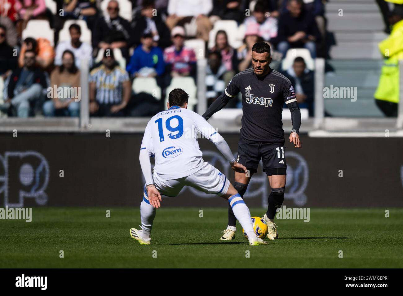 Torino, Italia. 25 febbraio 2024. Filip Kostic della Juventus FC viene sfidato da Nadir Zortea del Frosinone calcio durante la partita di serie A tra Juventus FC e Frosinone calcio. Crediti: Nicolò campo/Alamy Live News Foto Stock