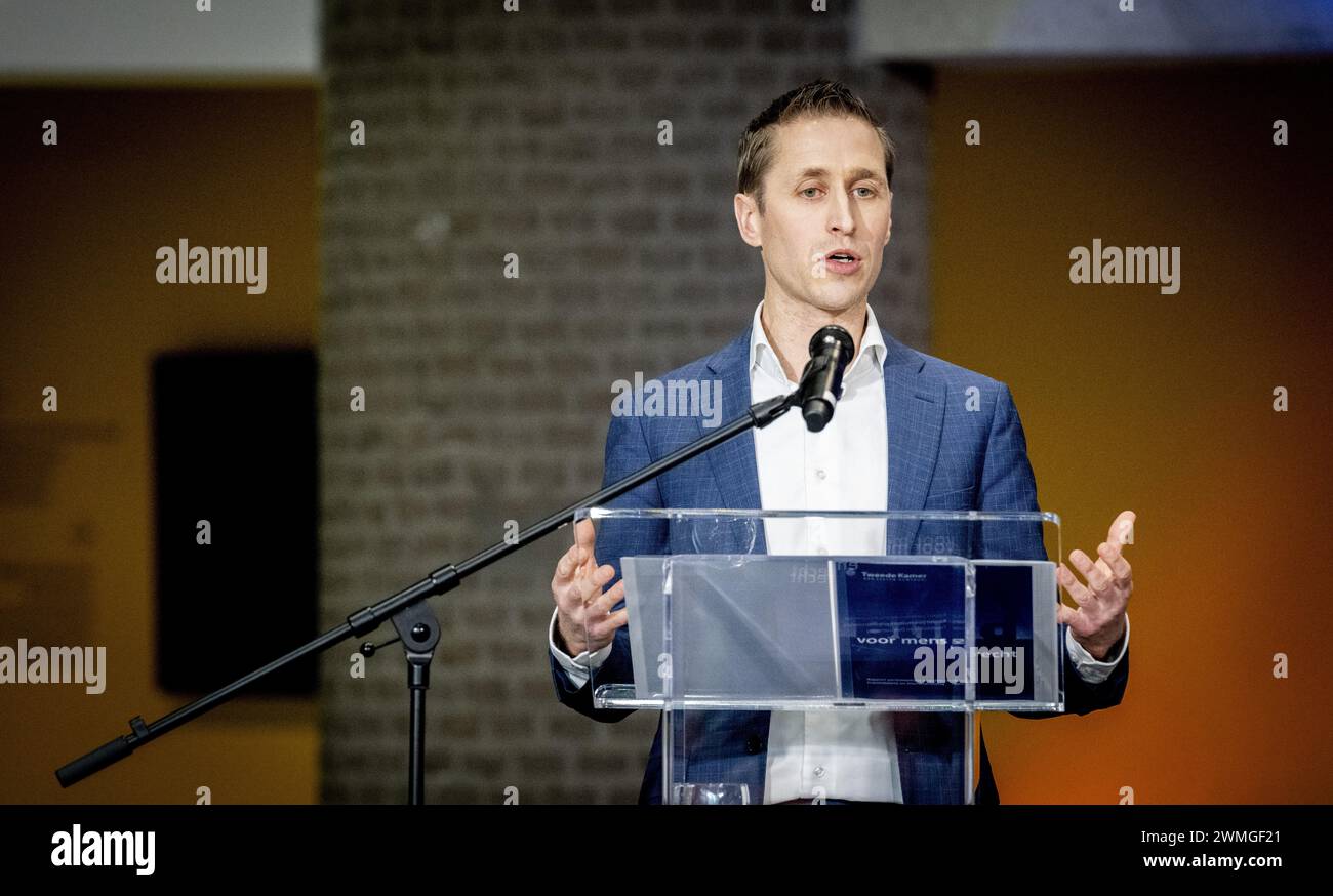 L'Aia, Paesi Bassi. 26 febbraio 2024. L'AIA - Michiel van Nispen, presidente dell'inchiesta parlamentare sulla politica e i servizi antifrode, e Martin Bosma, presidente della camera dei rappresentanti, durante la presentazione della relazione della commissione parlamentare. La camera dei rappresentanti auspica una maggiore comprensione di come le cose possano andare così male, ad esempio nello scandalo dell'assegno di assistenza all'infanzia. ANP ROBIN UTRECHT netherlands Out - belgio Out crediti: ANP/Alamy Live News Foto Stock